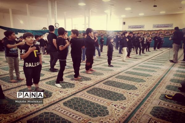 سوگواری دانش‌آموزان سرچهانی در مراسم احلی من العسل