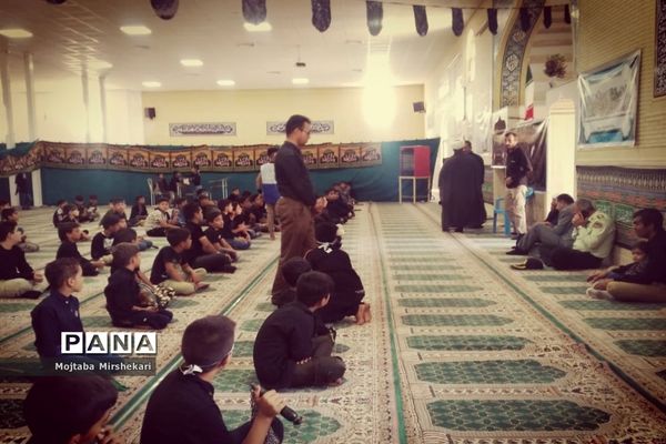 سوگواری دانش‌آموزان سرچهانی در مراسم احلی من العسل