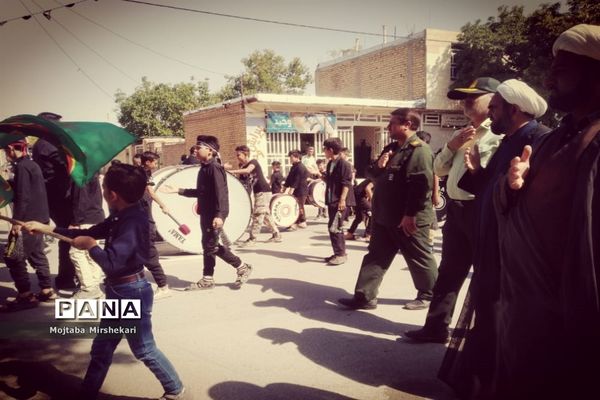 سوگواری دانش‌آموزان سرچهانی در مراسم احلی من العسل