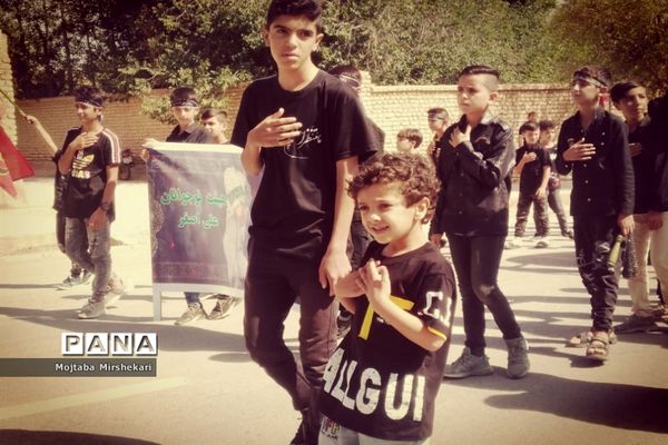 سوگواری دانش‌آموزان سرچهانی در مراسم احلی من العسل