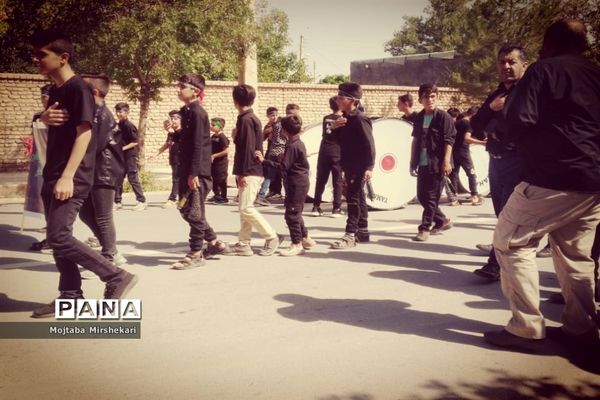 سوگواری دانش‌آموزان سرچهانی در مراسم احلی من العسل