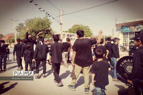 سوگواری دانش‌آموزان سرچهانی در مراسم احلی من العسل