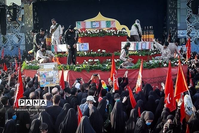 مراسم وداع با پیکر ۵ شهید مدافع حرم در میدان امام حسین(ع)