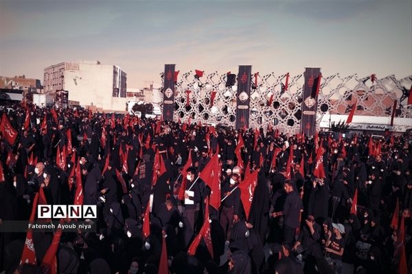 مراسم وداع با پیکر ۵ شهید مدافع حرم در میدان امام حسین(ع)