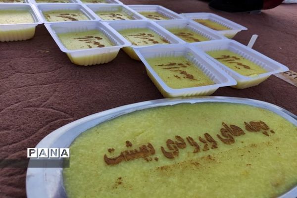 طبخ و توزیع شله زرد نذری در شهرستان زیرکوه