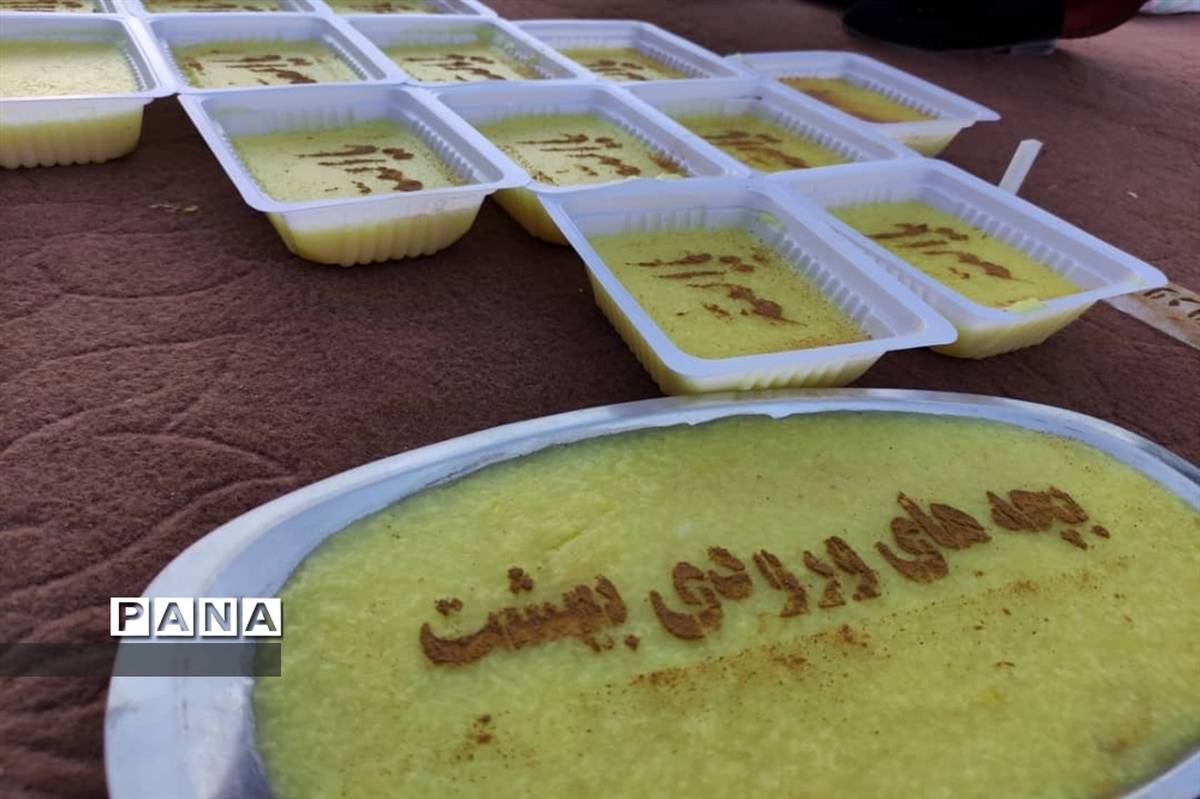 طبخ و توزیع شله زرد نذری در شهرستان زیرکوه