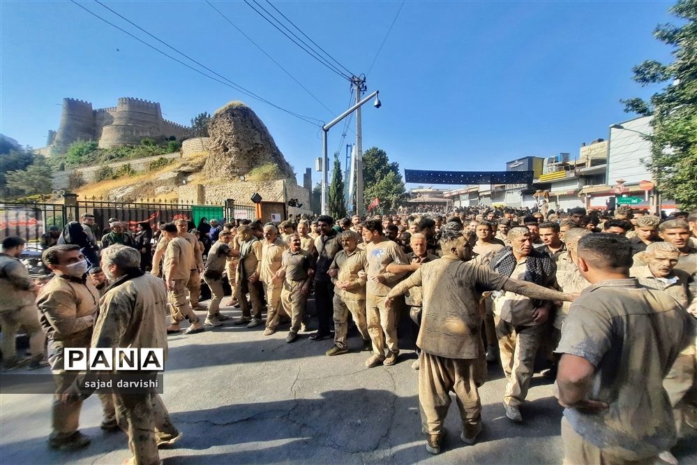 آیین گل مالی به مناسبت عاشورای حسینی در لرستان