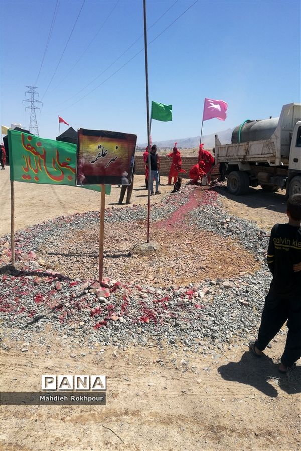 مراسم نمادین ظهر عاشورا در حاجی آباد بیرجند