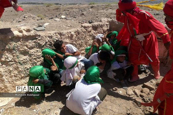 مراسم نمادین ظهر عاشورا در حاجی آباد بیرجند