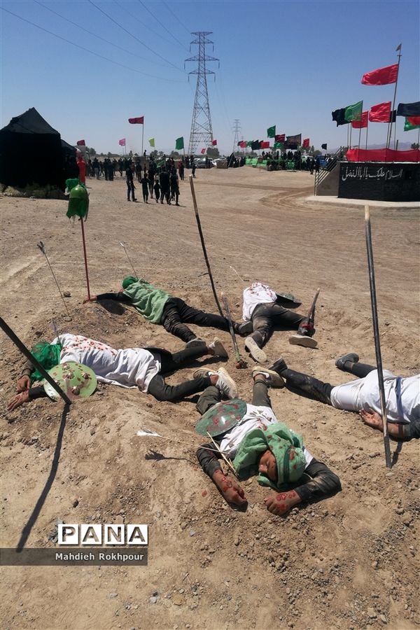 مراسم نمادین ظهر عاشورا در حاجی آباد بیرجند