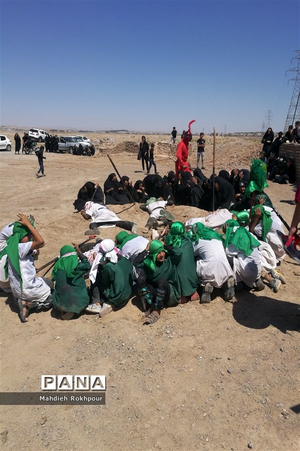 مراسم نمادین ظهر عاشورا در حاجی آباد بیرجند