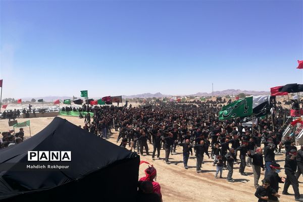 مراسم نمادین ظهر عاشورا در حاجی آباد بیرجند