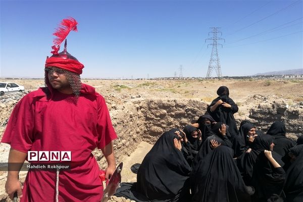 مراسم نمادین ظهر عاشورا در حاجی آباد بیرجند