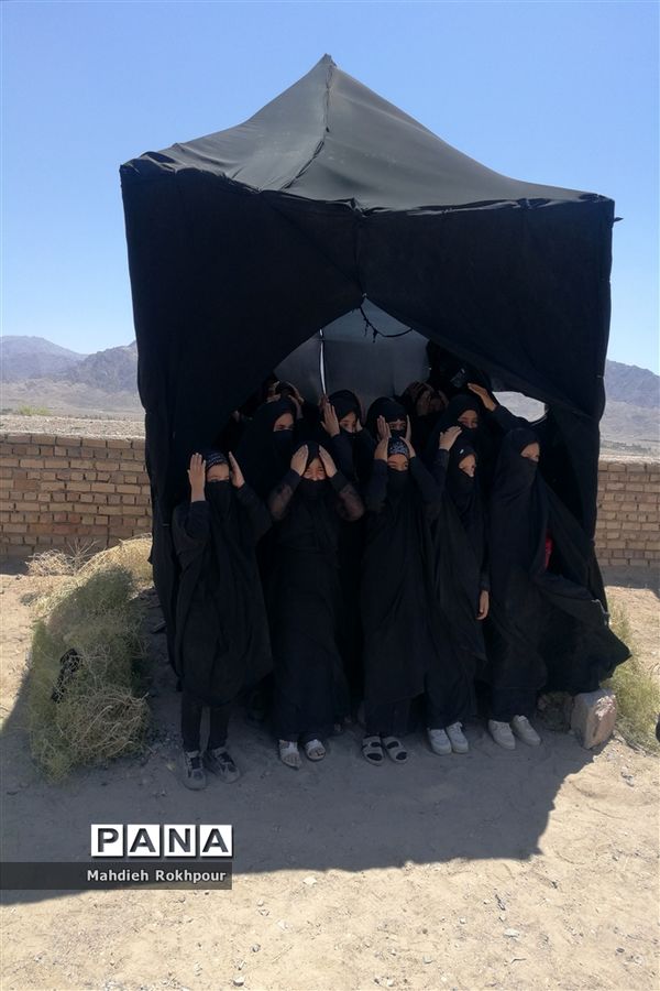 مراسم نمادین ظهر عاشورا در حاجی آباد بیرجند