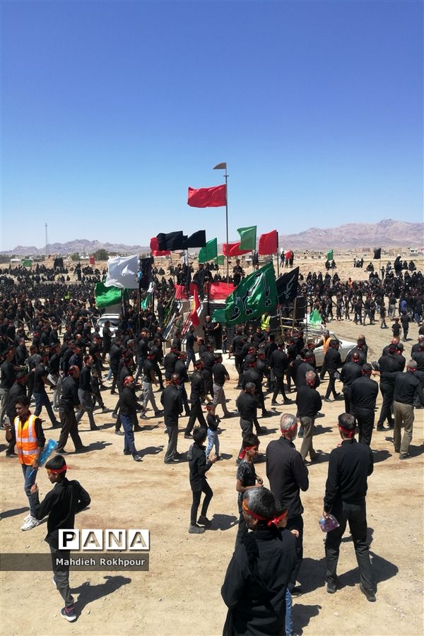 مراسم نمادین ظهر عاشورا در حاجی آباد بیرجند