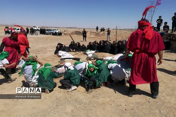 مراسم نمادین ظهر عاشورا در حاجی آباد بیرجند