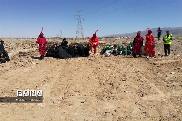 مراسم نمادین ظهر عاشورا در حاجی آباد بیرجند