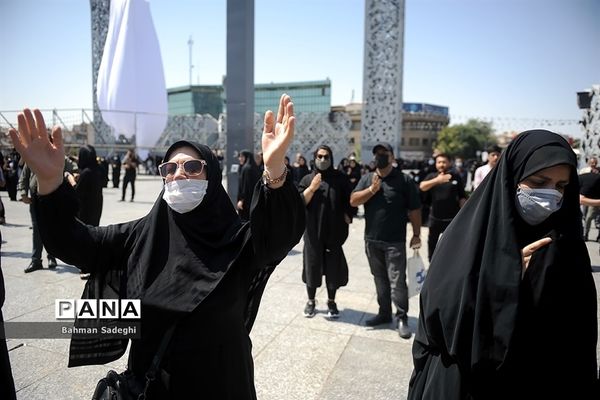 مراسم عزاداری روز عاشورا در میدان امام حسین(ع)