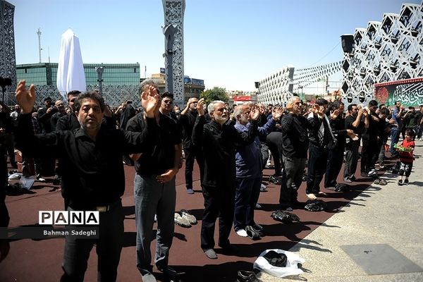 مراسم عزاداری روز عاشورا در میدان امام حسین(ع)