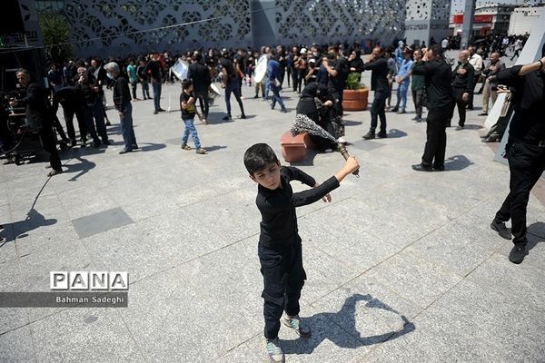 مراسم عزاداری روز عاشورا در میدان امام حسین(ع)