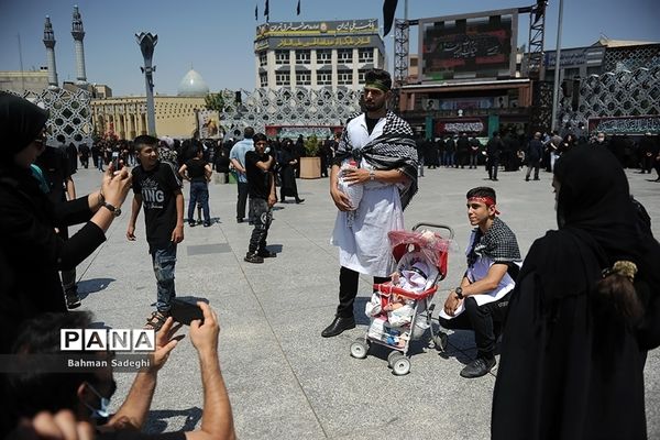 مراسم عزاداری روز عاشورا در میدان امام حسین(ع)