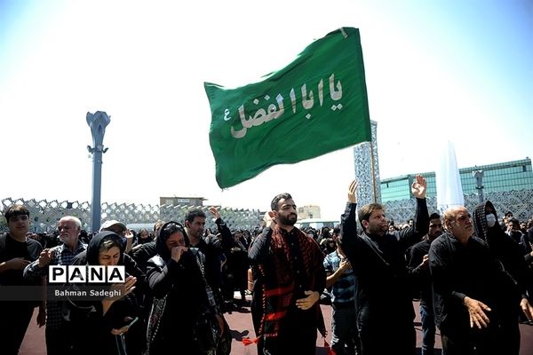 مراسم عزاداری روز عاشورا در میدان امام حسین(ع)