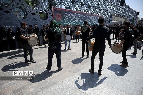 مراسم عزاداری روز عاشورا در میدان امام حسین(ع)