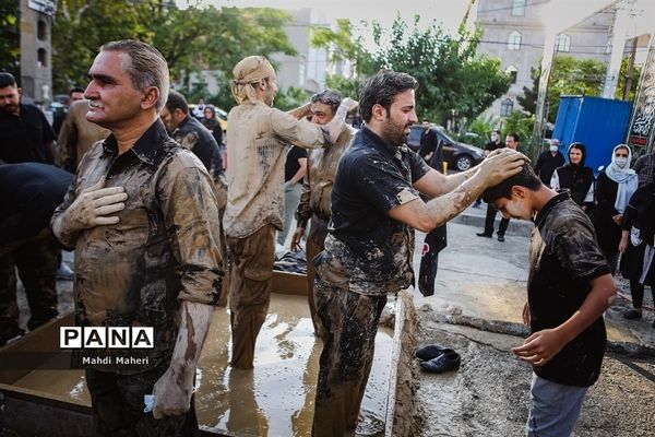 آیین سنتی «گِل مالی» لرستانی‌‎های مقیم تهران