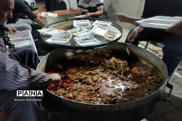 طبخ غذای نذری در شب عاشورای حسینی در شهرستان زیرکوه