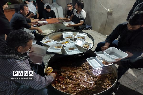 طبخ غذای نذری در شب عاشورای حسینی در شهرستان زیرکوه