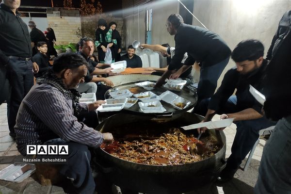 طبخ غذای نذری در شب عاشورای حسینی در شهرستان زیرکوه