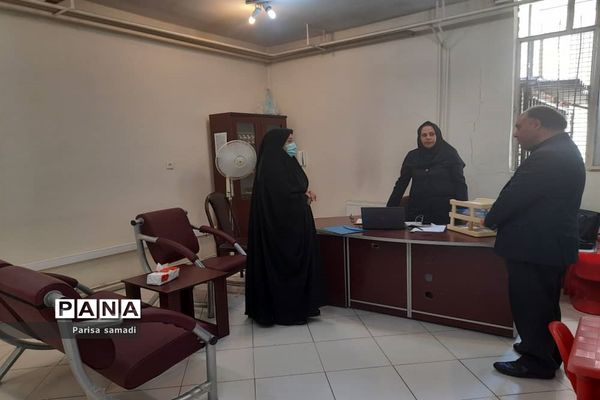 بازدید معاون پرورشی و تربیت‌بدنی منطقه ۱۳ از پایگاه‌های مشاوره کنکور ۱۴۰۱