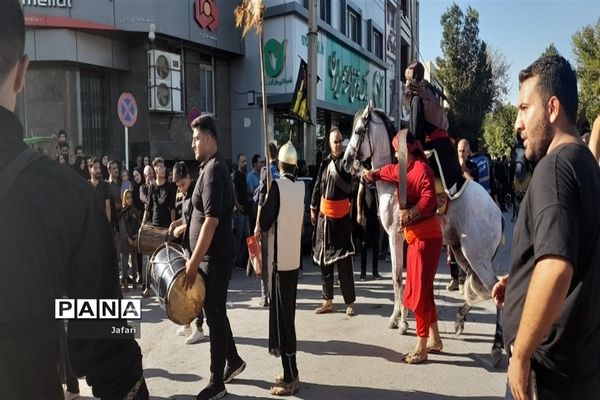 حرکت کاروان نمادین اسرای کربلا  از کوفه به شام در خیابان‌های شهر فلاورجان