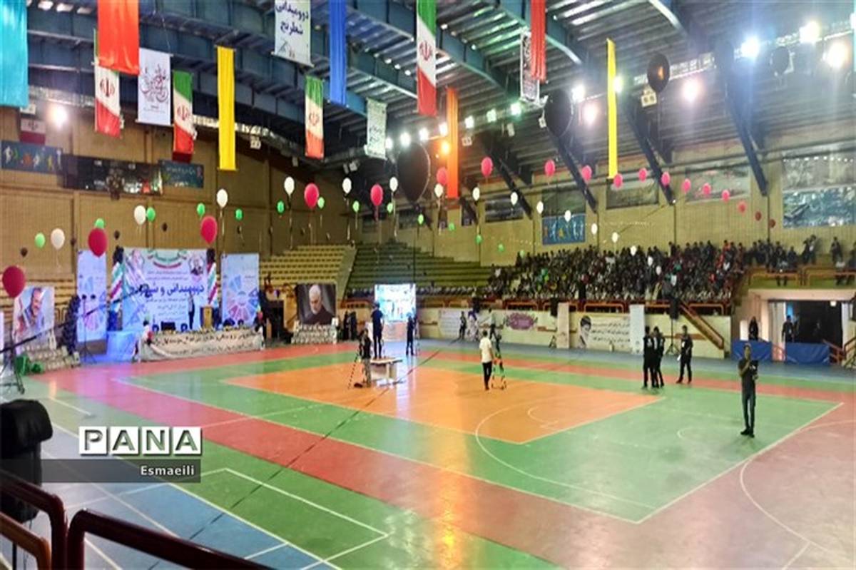 مراسم افتتاحیه مسابقات ورزشی دانش‌آموزان در شهرکرد/فیلم