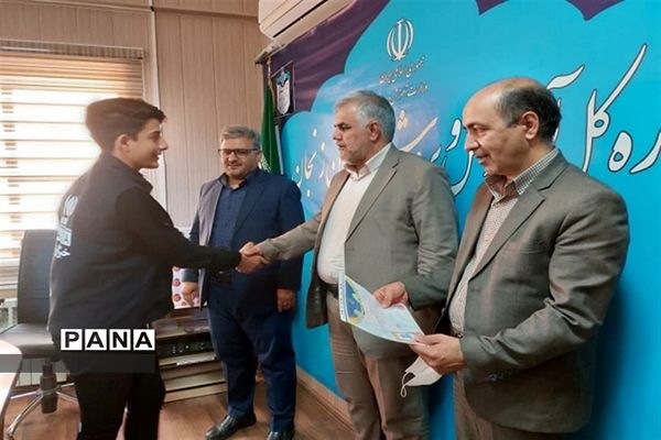 تجلیل از دانش‌آموز خبرنگاران پانا زنجان توسط مدیرکل آموزش و پرورش