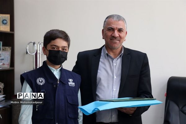 تجلیل معاون پرورشی و فرهنگی آموزش و پرورش آذربایجان شرقی از دانش‌آموز خبرنگاران خبرگزاری پانا