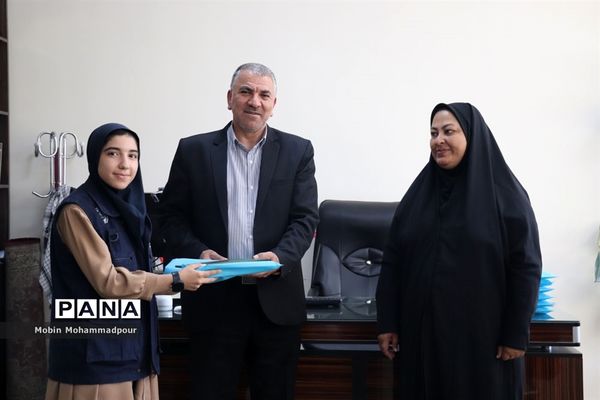 تجلیل معاون پرورشی و فرهنگی آموزش و پرورش آذربایجان شرقی از دانش‌آموز خبرنگاران خبرگزاری پانا