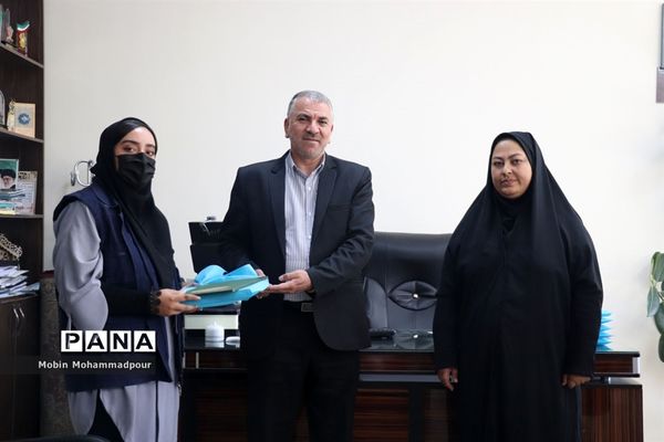 تجلیل معاون پرورشی و فرهنگی آموزش و پرورش آذربایجان شرقی از دانش‌آموز خبرنگاران خبرگزاری پانا
