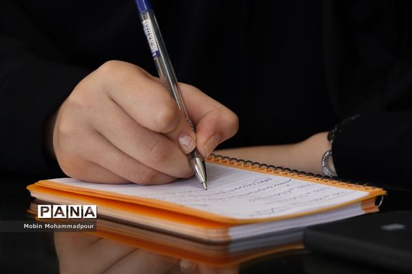 تجلیل معاون پرورشی و فرهنگی آموزش و پرورش آذربایجان شرقی از دانش‌آموز خبرنگاران خبرگزاری پانا