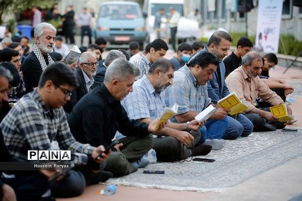 ‌مراسم دعای ندبه در جوار مزار شهدای گمنام دانش‌آموز در اردوگاه شهید باهنر