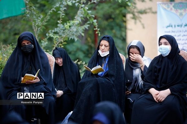 ‌مراسم دعای ندبه در جوار مزار شهدای گمنام دانش‌آموز در اردوگاه شهید باهنر