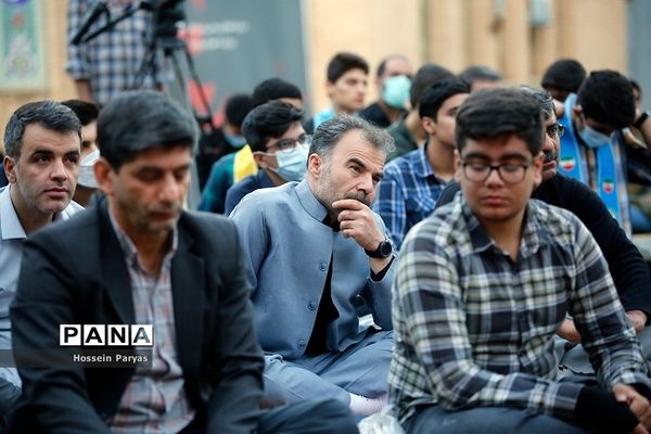 ‌مراسم دعای ندبه در جوار مزار شهدای گمنام دانش‌آموز در اردوگاه شهید باهنر