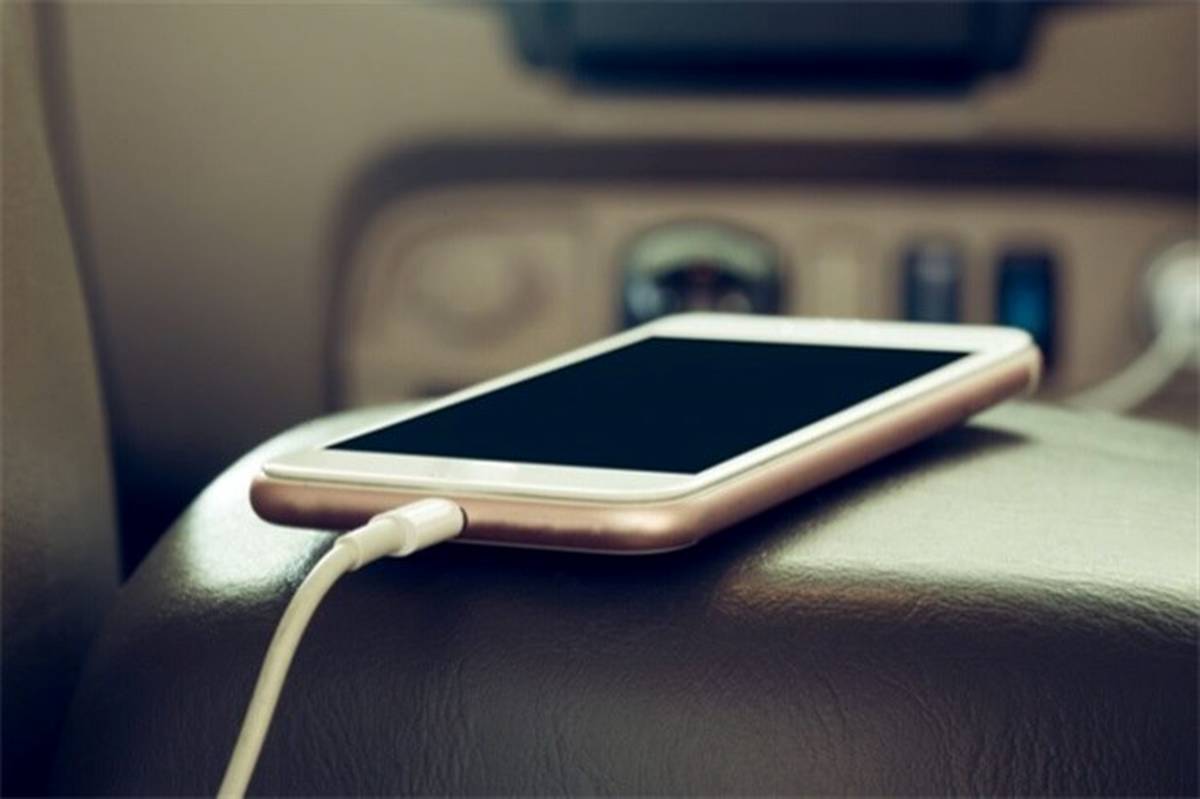 چرا نباید موبایل را در ماشین به شارژ بزنیم