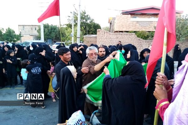 کاروان نمادین اسرای کربلا در روستای باقرآباد قم