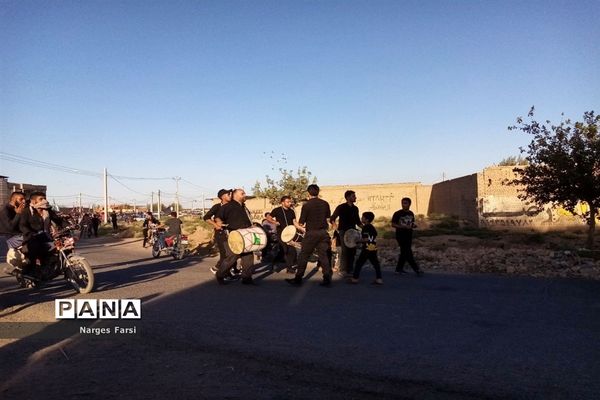 کاروان نمادین اسرای کربلا در روستای باقرآباد قم