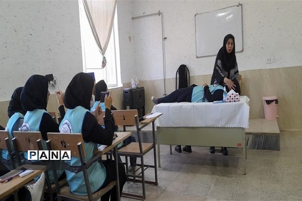کلاس امداد و نجات با حضور اعضائ سازمان دانش‌آموزی در اردوی قطبی