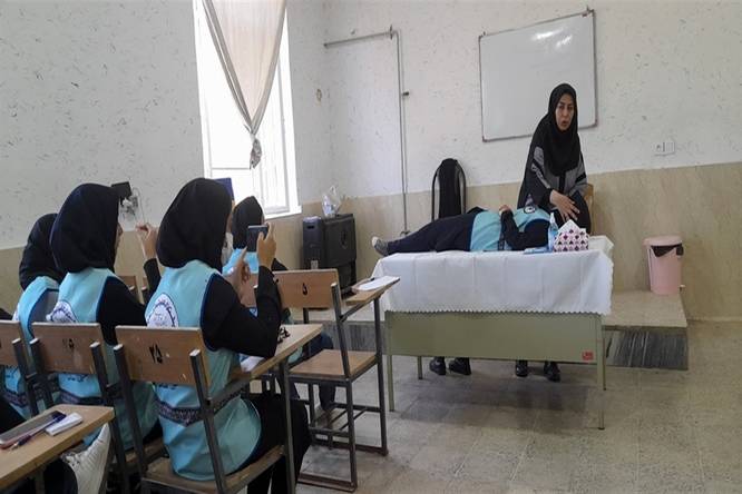 کلاس امداد و نجات با حضور اعضائ سازمان دانش‌آموزی در اردوی قطبی