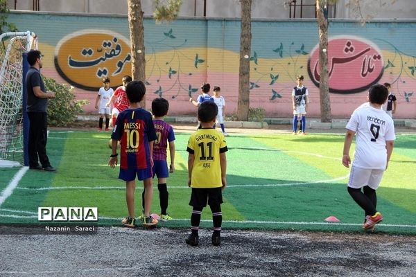 آموزش رشته ورزشی فوتبال در پایگاه تابستانی آموزشگاه 15خرداد اسلامشهر