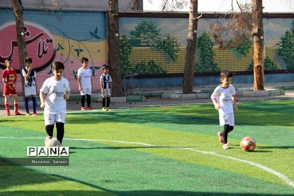 آموزش رشته ورزشی فوتبال در پایگاه تابستانی آموزشگاه 15خرداد اسلامشهر