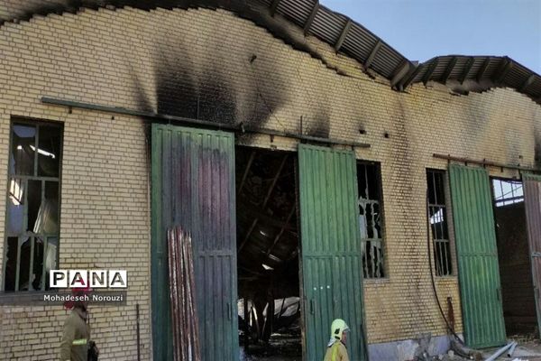 آتش‌سوزی عظیم کارخانه یونولیت در شهرستان رباط‌کریم